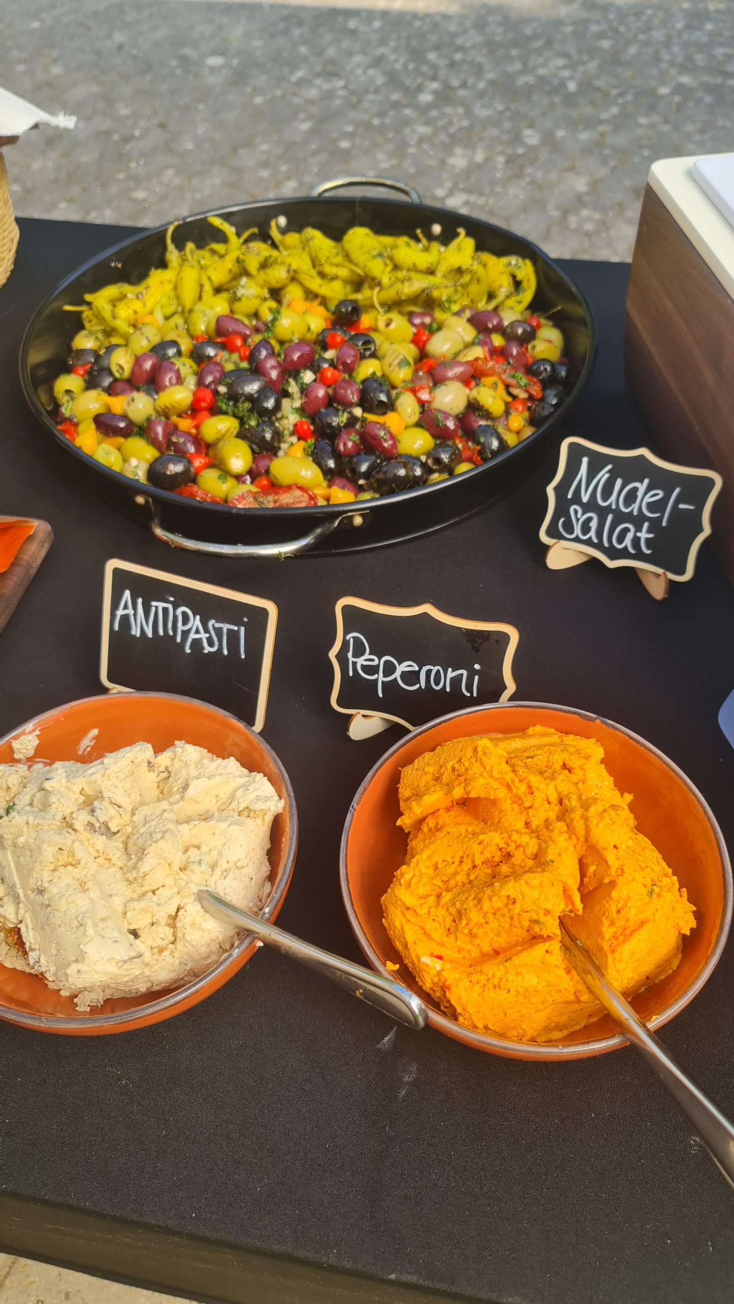 Daniela & Jens Buffet-Aufbau mit Antipasti, eingelegten Peperoni und Dips