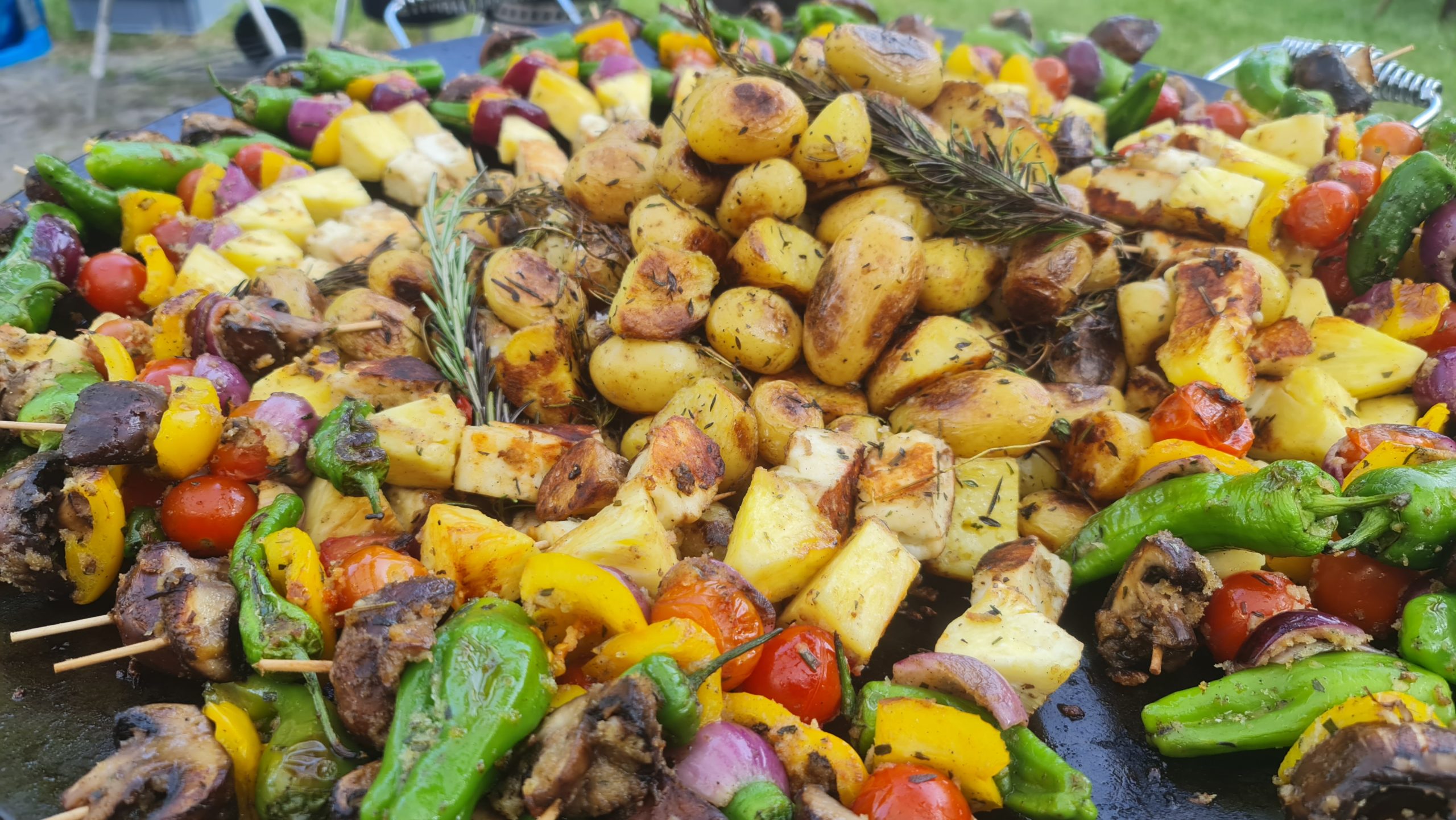 Platte mit Gemüsespießen, Halloumi und Rosmarinkartoffeln