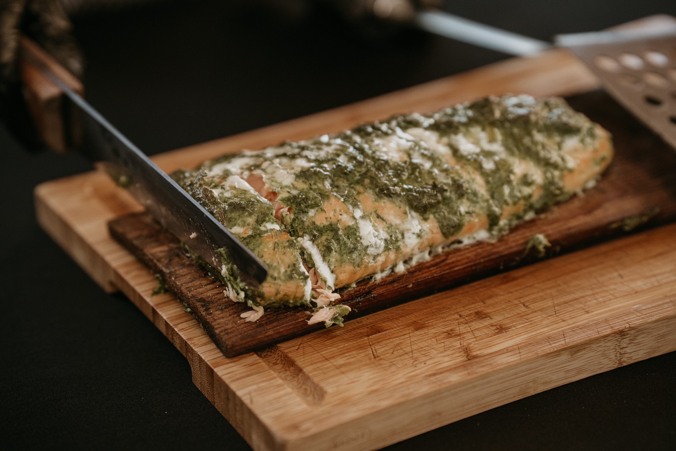 Lachs von der Zedernholzplanke Professional shot of sliced grilled meat on wooden board