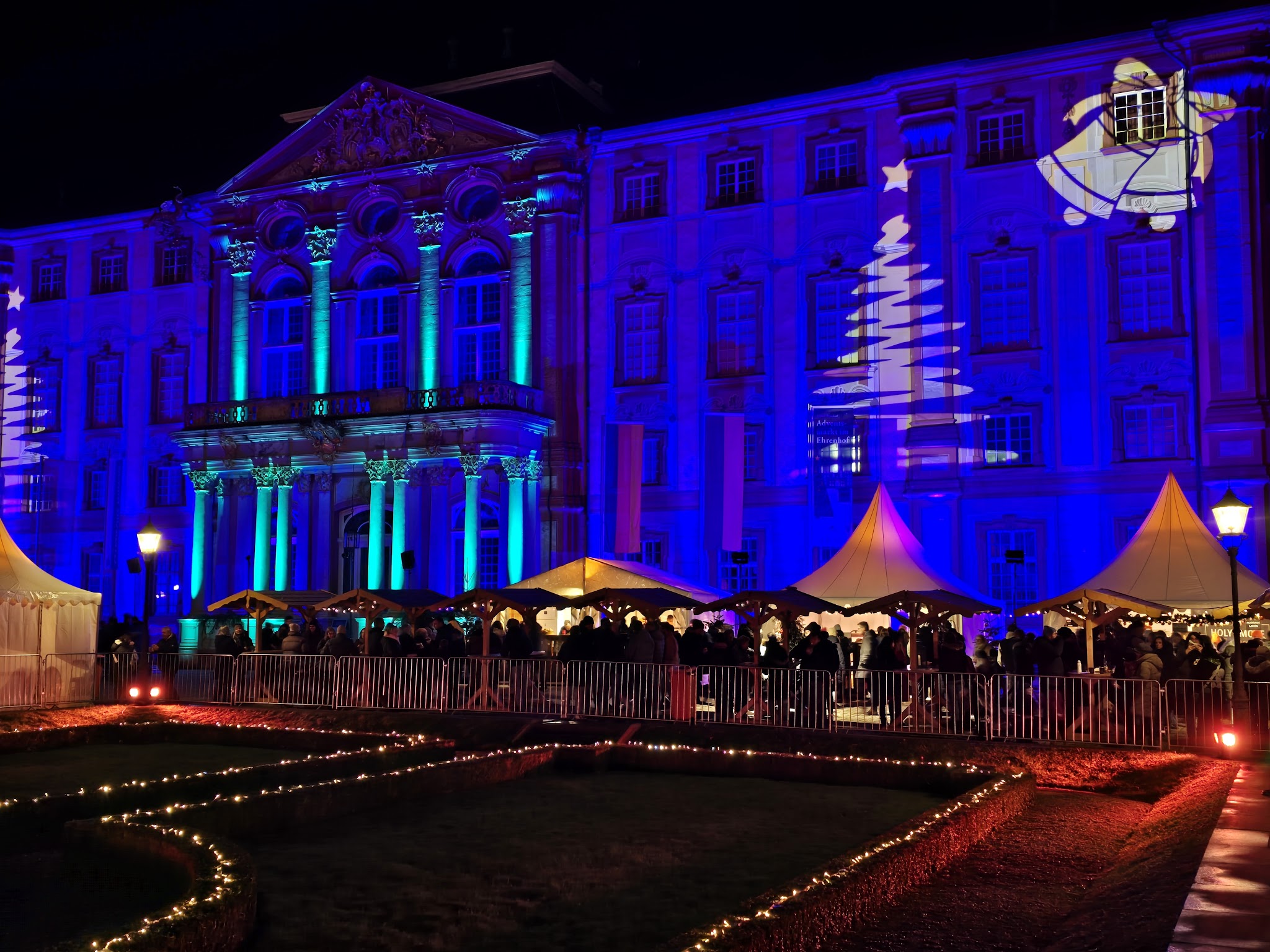 Weihnachtsbaum-Projektion am Schloss Bruchsal während der Schlossweihnacht