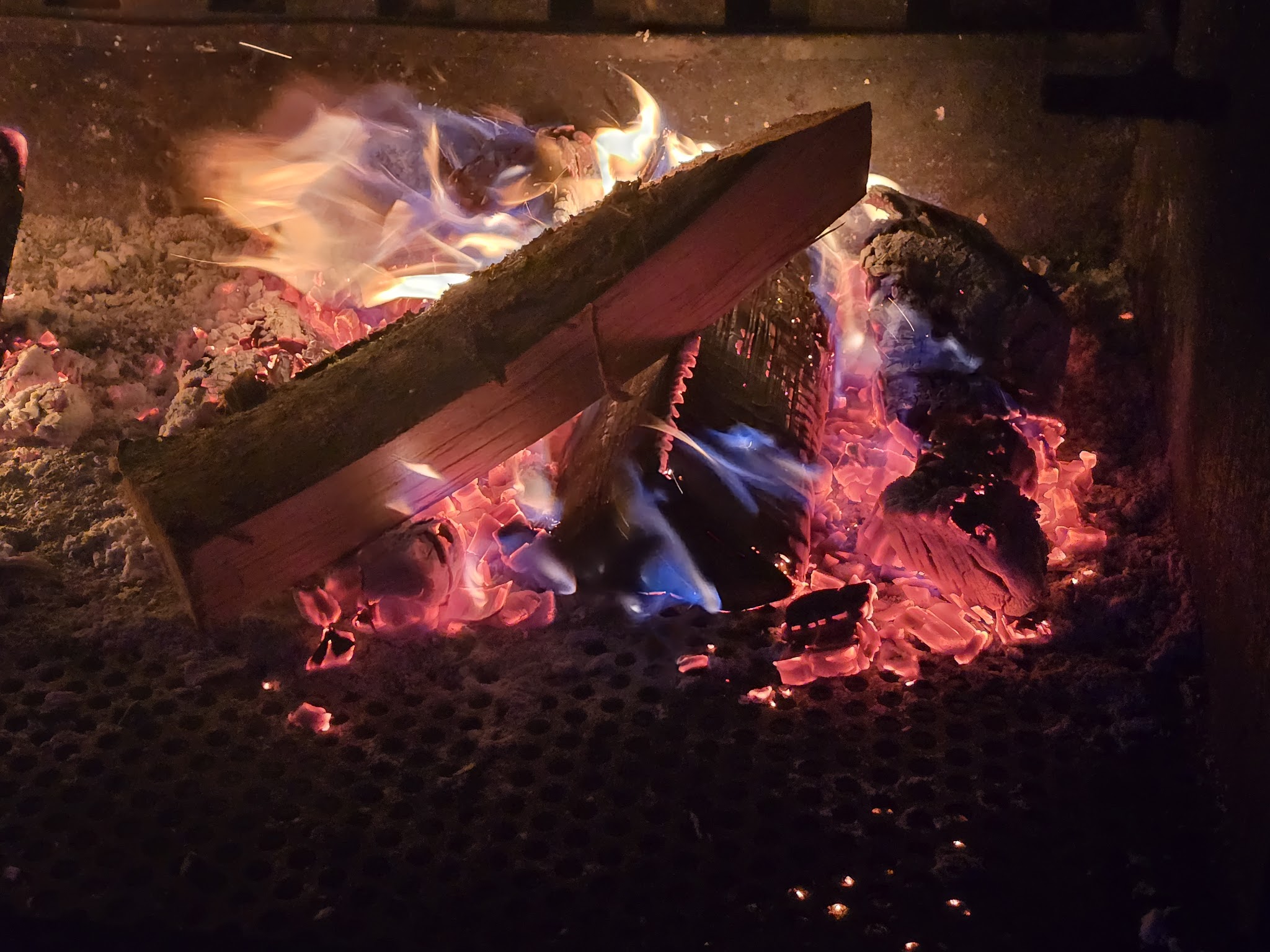 Feuer und Glut im Smoker von Holy Smoke Barbecue